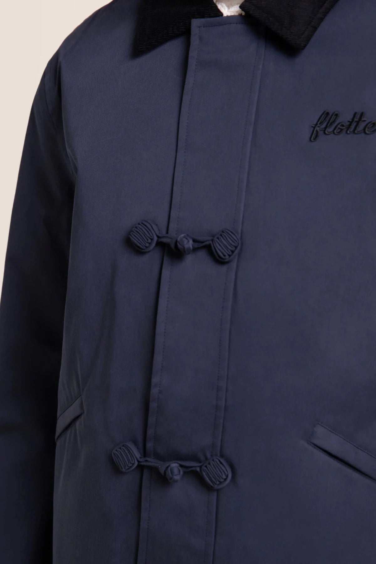 Flotte CARNOT Veste imperméable à brandebourgs — Flotte — Indigo — détail des brandebourgs 5 | Appart 17 Bruxelles