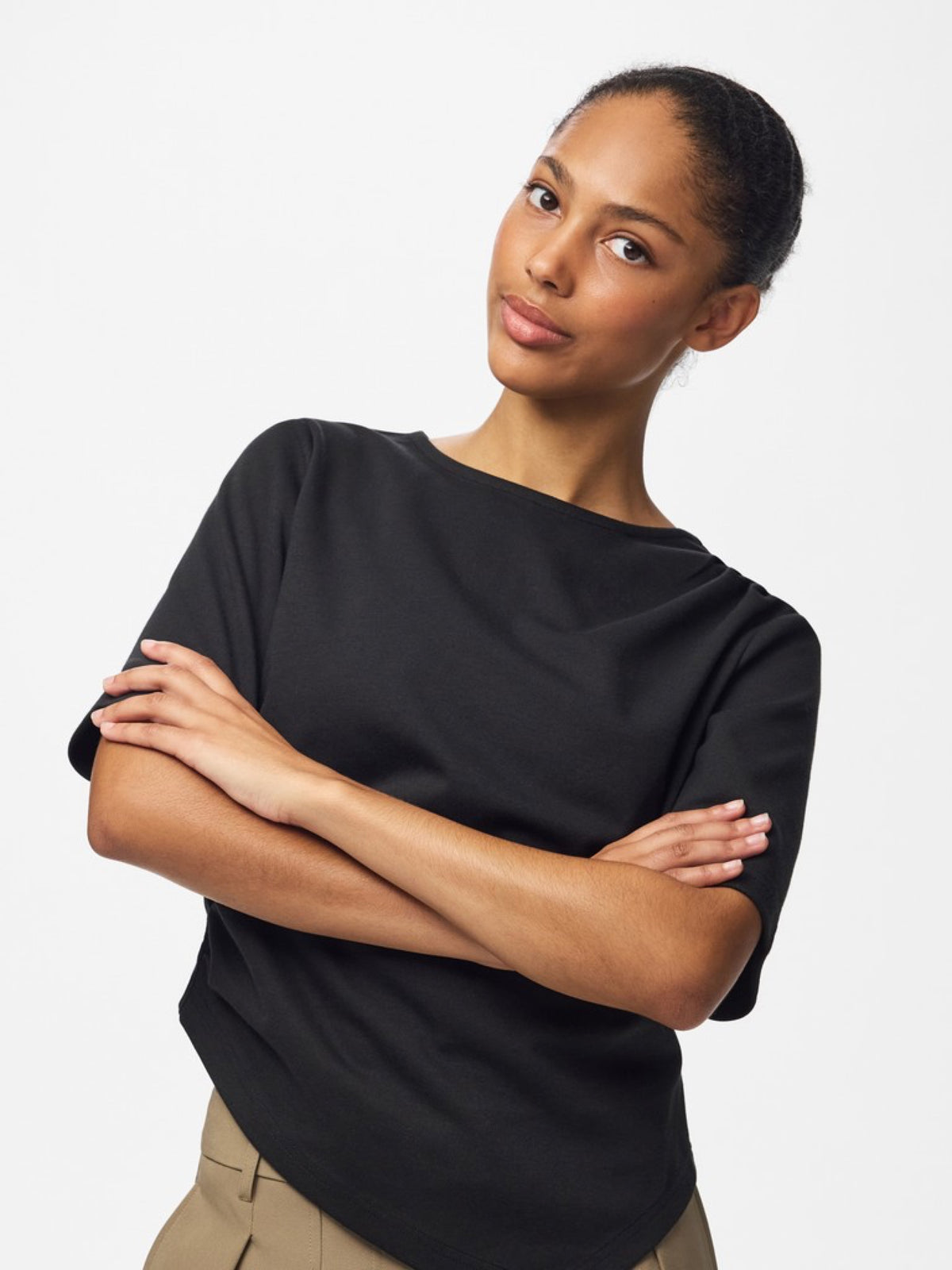 PCVICTORIA Top drapé asymétrique à manches courtes — Pieces — Black — porté, bras croisés 6 | Appart 17 Bruxelles