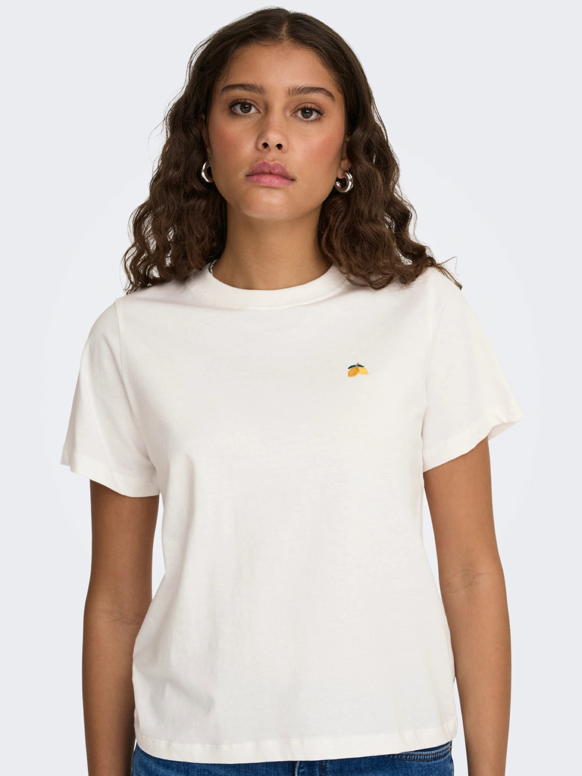 JDYPISA T-shirt col rond en coton bio à imprimé — JDY — Cloud Dancer / Lemon — détail | Appart 17 Bruxelles