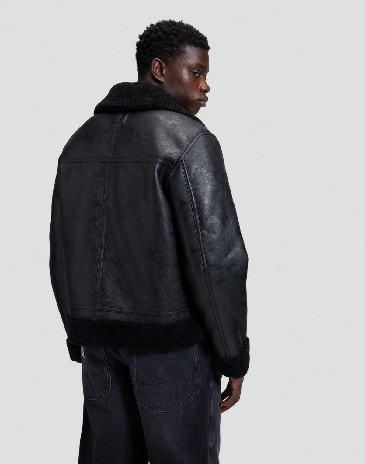 AVIATOR Blouson aviateur homme effet cuir, col chemise en sherpa — Lee — Black — porté, de dos (trois-quarts) 3 | Appart 17 Bruxelles