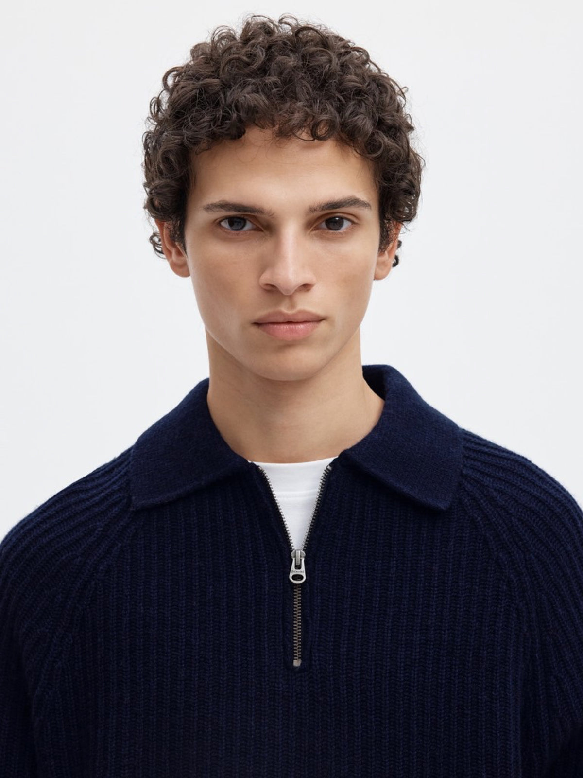 SLMBEN Pull col polo zippé en laine RWS — Selected Homme — Sky Captain — détail du col zippé, porté 5 | Appart 17 Bruxelles