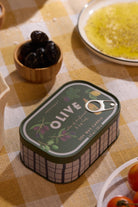 Paddywax Bistro Olive Bougie parfumée boîte métal 127 g, 2 mèches — Paddywax — Fig & Olive — en situation 4 | Appart 17 Bruxelles