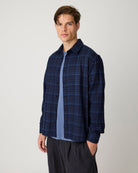 Chemise Dune en laine mérinos à carreaux, coupe regular — KnowledgeCotton Apparel — Navy — porté | Appart 17 Bruxelles