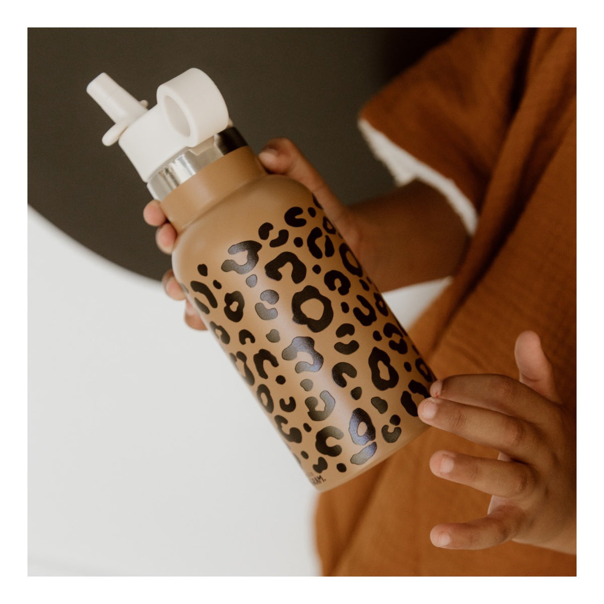 Gourde isotherme enfant 350 ml — Atelier Wagram — Caramel léopard — autre vue 5 | Appart 17 Bruxelles