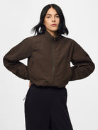 PCJABINA Blouson court zippé col montant à cordons — Pieces — Delicioso — porté 4 | Appart 17 Bruxelles