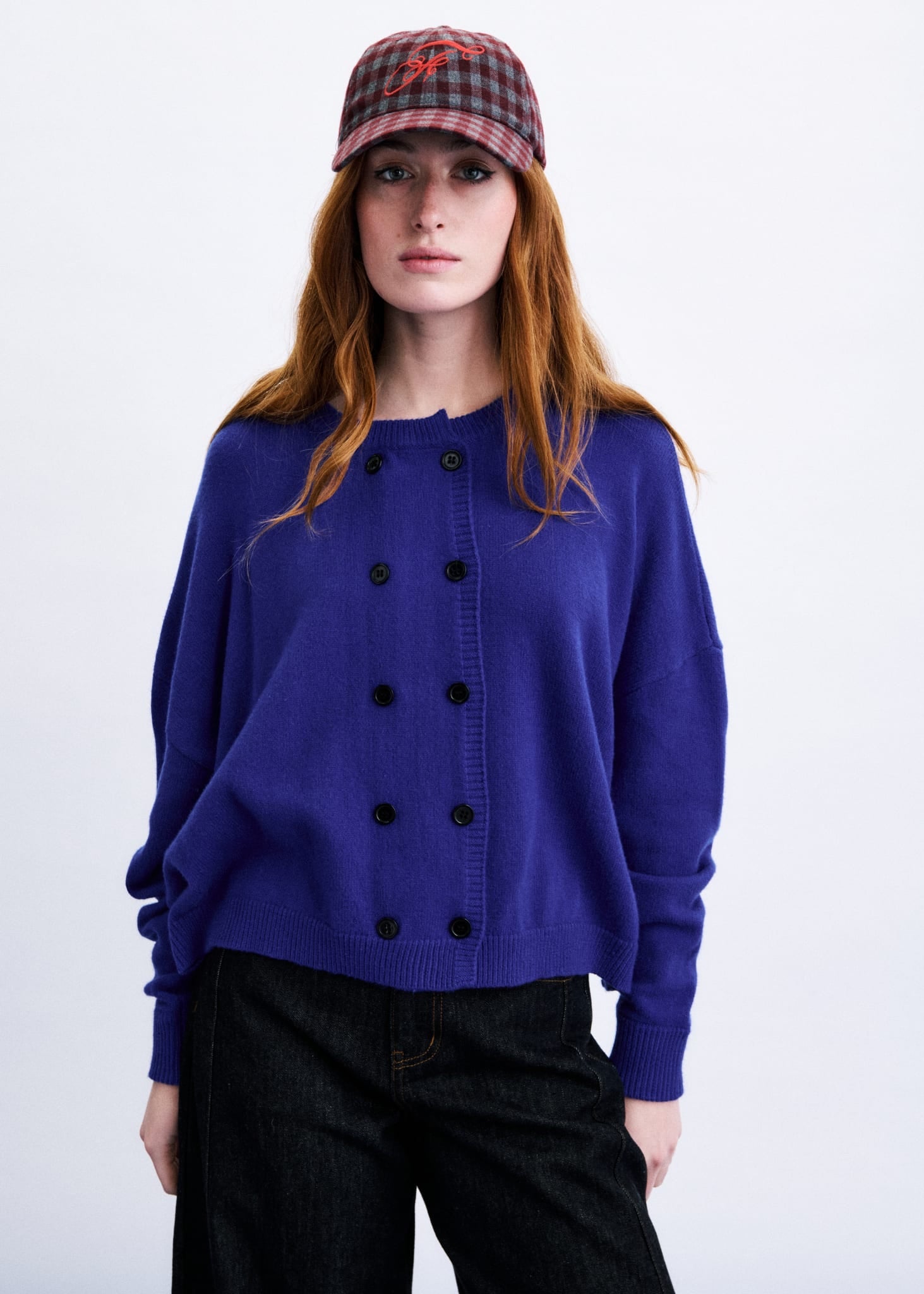 CHICHI Cardigan court à double boutonnage — FRNCH — Bleu électrique — porté, vue de face | Appart 17 Bruxelles