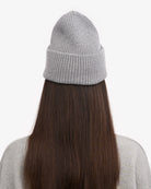 Colorful Standard Merino Wool Hat Bonnet côtelé à large revers laine mérinos — Colorful Standard — Heather Grey — porté, vue de dos 4 | Appart 17 Bruxelles