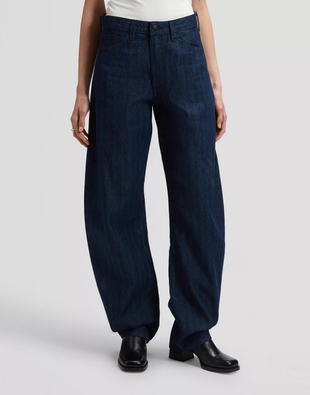 BALLOON Jean coupe ballon taille mi-haute en denim et lyocell — Lee — Hickory Rinse — porté | Appart 17 Bruxelles