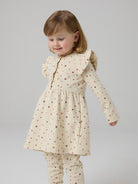 NMFHAYLA Robe sweat à fleurs et volants fille — name it — Almond Milk — porté 6 | Appart 17 Bruxelles