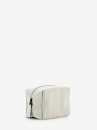 Wash Bag Small Trousse de toilette imperméable — Rains — Matrix — packshot de trois-quarts | Appart 17 Bruxelles