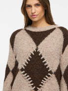 VITORA Pull en jacquard à losanges et point de feston — VILA — Natural Melange / Coffee Bean — porté, gros plan 4 | Appart 17 Bruxelles