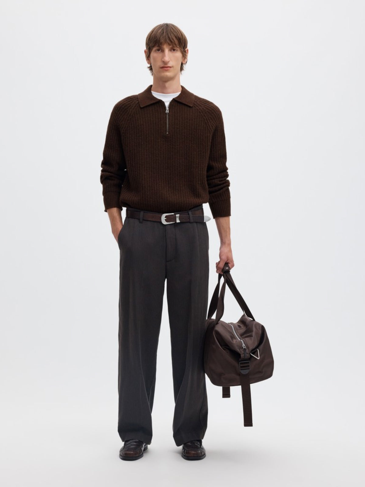 SLMBEN Pull col polo zippé en laine RWS — Selected Homme — Delicioso — porté, en pied avec sac 3 | Appart 17 Bruxelles