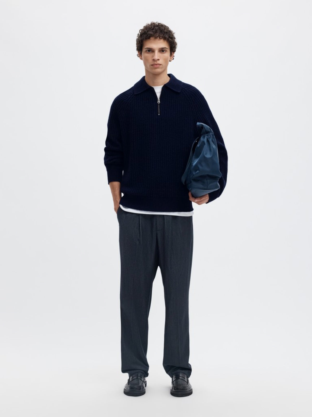 SLMBEN Pull col polo zippé en laine RWS — Selected Homme — Sky Captain — porté, en pied avec sac 3 | Appart 17 Bruxelles