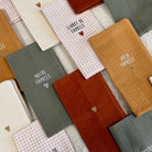 Protège livret de famille en gaze de coton brodé — Atelier Wagram — Bleu jean « Ma famille » — autre vue 6 | Appart 17 Bruxelles