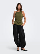 JDYMISTY Top sans manches drapé à encolure asymétrique — JDY — Dark Olive — porté 2 | Appart 17 Bruxelles