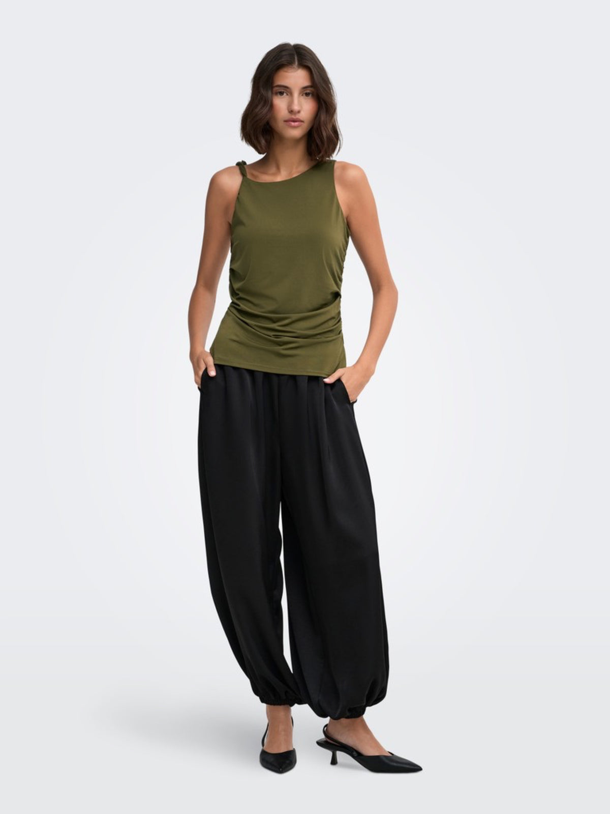 JDYMISTY Top sans manches drapé à encolure asymétrique — JDY — Dark Olive — porté 2 | Appart 17 Bruxelles