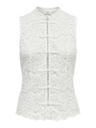 JDYISOLDE Top sans manches en dentelle à col mao et brandebourgs — JDY — Cloud Dancer — packshot, de face | Appart 17 Bruxelles