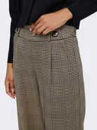 JDYGEGGO Pantalon large à carreaux taille haute — JDY — Sandshell NEW SQUARE CHECK — porté 4 | Appart 17 Bruxelles