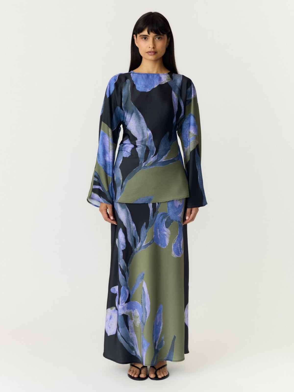 YASPELLA Jupe longue en satin imprimé iris — YAS — Black Etira print — porté 2 | Appart 17 Bruxelles