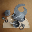 Bavoir en silicone à poche — Mushie — Boat — mise en situation 4 | Appart 17 Bruxelles