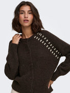 JDYZOEY ELLA Cardigan en maille à surpiqûres contrastées — JDY — Coffee Bean — porté 3 | Appart 17 Bruxelles