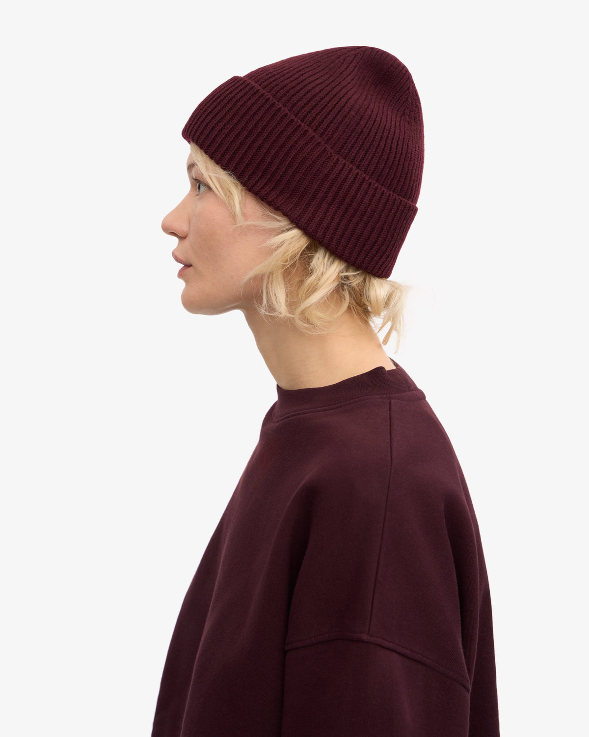 Colorful Standard Merino Wool Beanie Bonnet laine mérinos recyclée — Colorful Standard — Oxblood Red — porté de profil 3 | Appart 17 Bruxelles