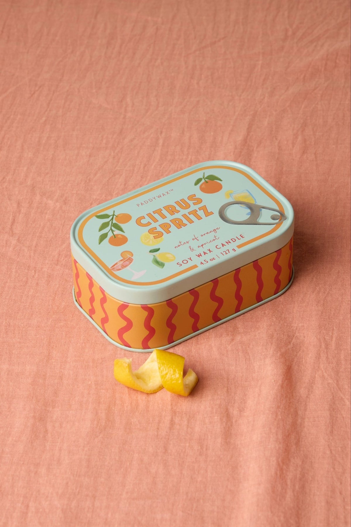 Paddywax Bistro Orange Bougie parfumée boîte métal 127 g, 2 mèches — Paddywax — Citrus Spritz — en situation 5 | Appart 17 Bruxelles