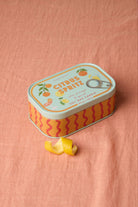 Paddywax Bistro Orange Bougie parfumée boîte métal 127 g, 2 mèches — Paddywax — Citrus Spritz — en situation 5 | Appart 17 Bruxelles