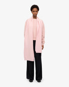 Colorful Standard Merino Wool Scarf Écharpe laine mérinos recyclée — Colorful Standard — Faded Pink — porté de profil 2 | Appart 17 Bruxelles