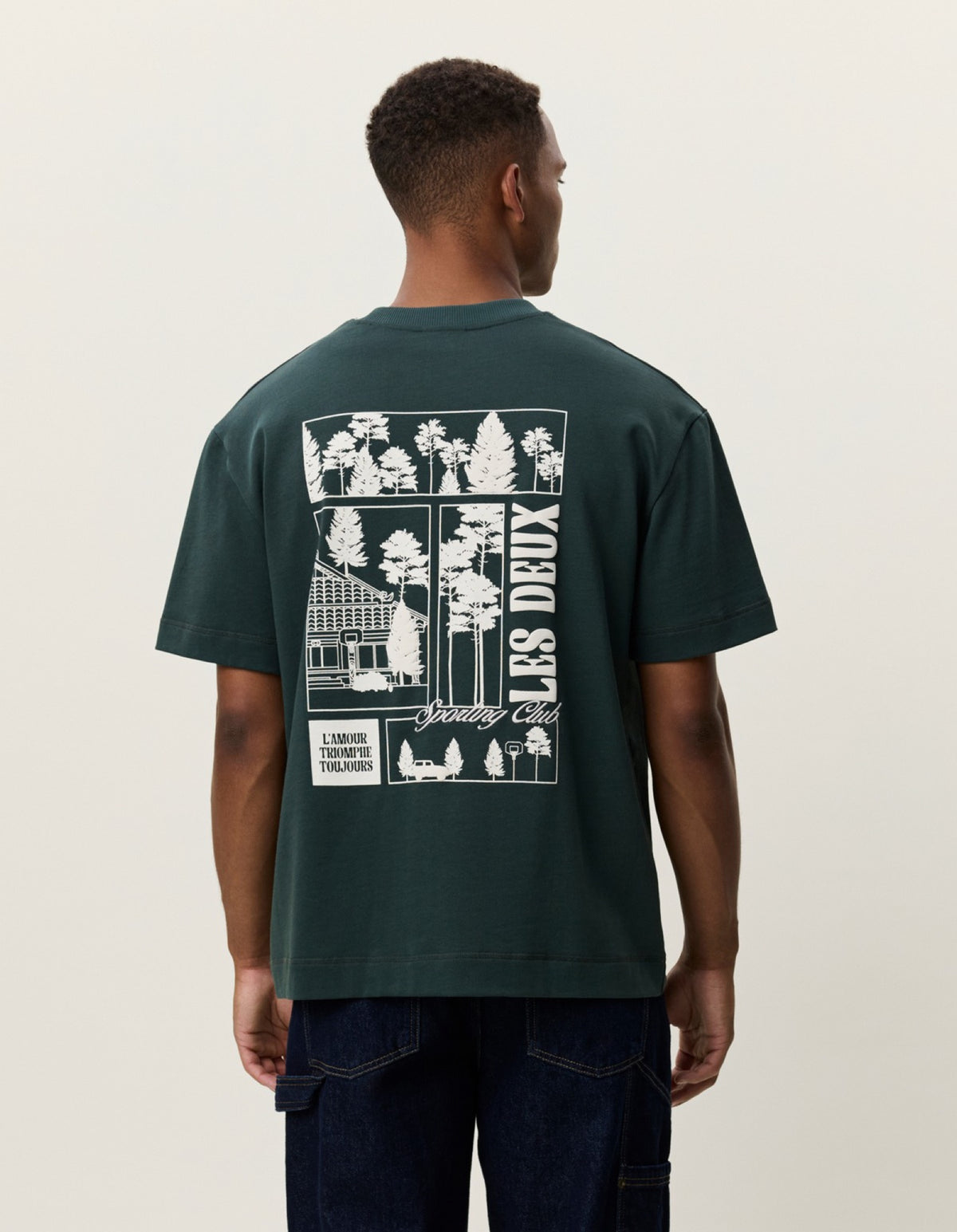 Woods Heavyweight T-shirt épais imprimé forêt — Les Deux — Darkest Spruce Green — porté, de dos 2 | Appart 17 Bruxelles