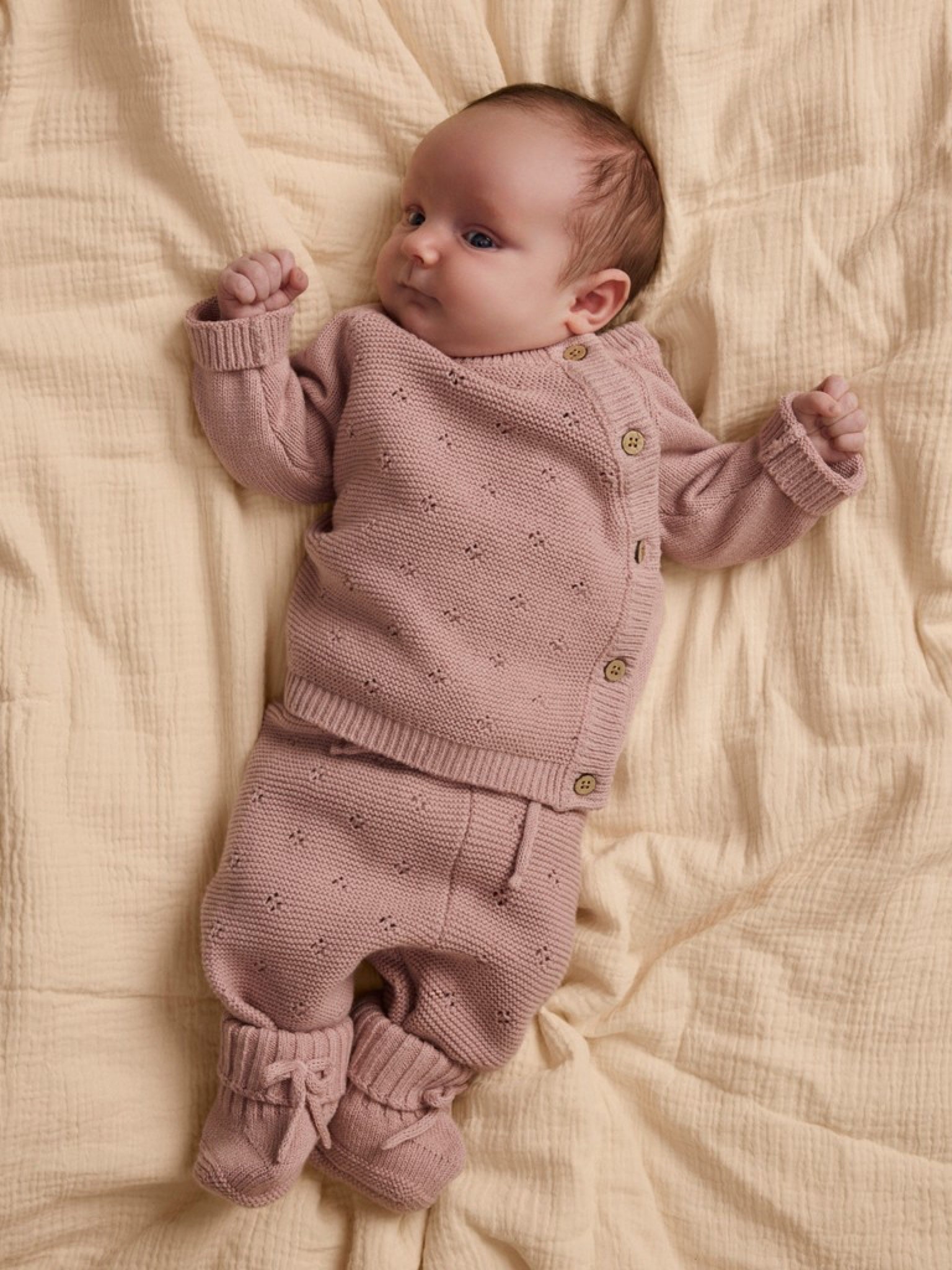 NBNLAGUNA Gilet cache-cœur en maille bébé — Lil' Atelier — Adobe Rose — porté | Appart 17 Bruxelles