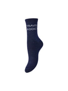 PCSEBBY Chaussettes longues pailletées à slogan — Pieces — Maritime Blue TRAVEL ADDICT — packshot | Appart 17 Bruxelles