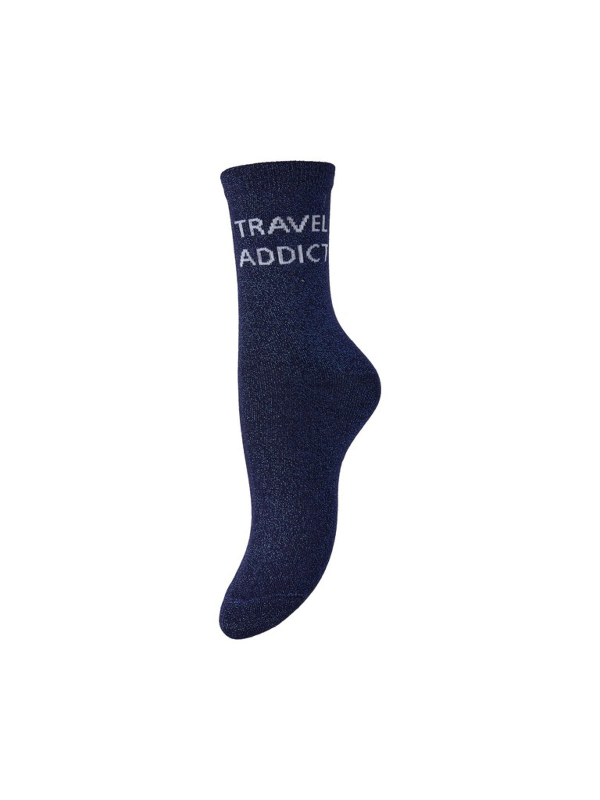 PCSEBBY Chaussettes longues pailletées à slogan — Pieces — Maritime Blue TRAVEL ADDICT — packshot | Appart 17 Bruxelles