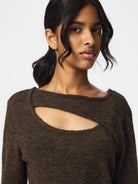 PCVALLIE Pull slim col rond à découpe et fente — Pieces — Hot Fudge — porté, buste 5 | Appart 17 Bruxelles