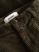 GABjoe Pantalon chino en velours côtelé stretch, coupe tapered — Gabba — Forest Night — détail de la taille 5 | Appart 17 Bruxelles