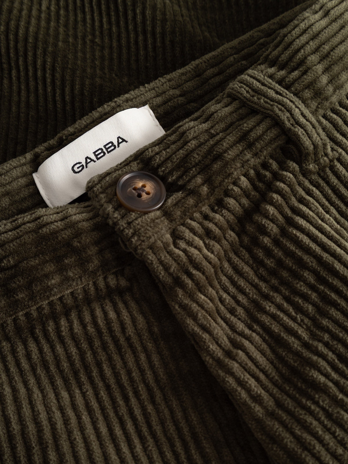 GABjoe Pantalon chino en velours côtelé stretch, coupe tapered — Gabba — Forest Night — détail de la taille 5 | Appart 17 Bruxelles
