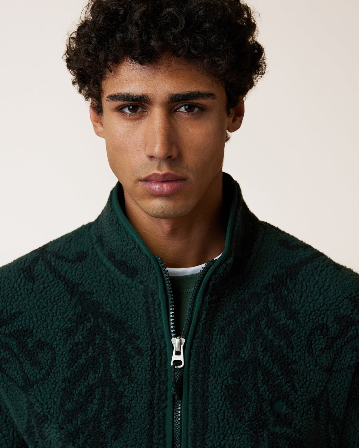 SENONCHE Veste polaire double face à motif jacquard placé — FAGUO — Vert foncé — détail du motif jacquard 7 | Appart 17 Bruxelles