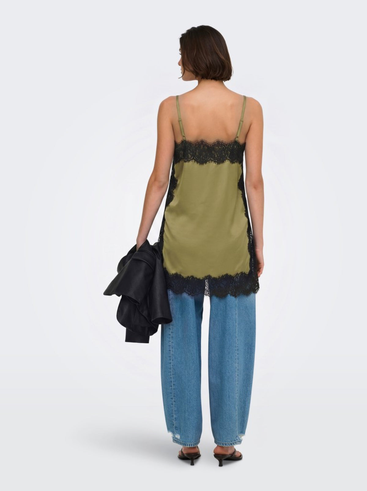 JDYALANA Caraco long satiné à bordures dentelle — JDY — Gothic Olive — porté, vue de dos 4 | Appart 17 Bruxelles