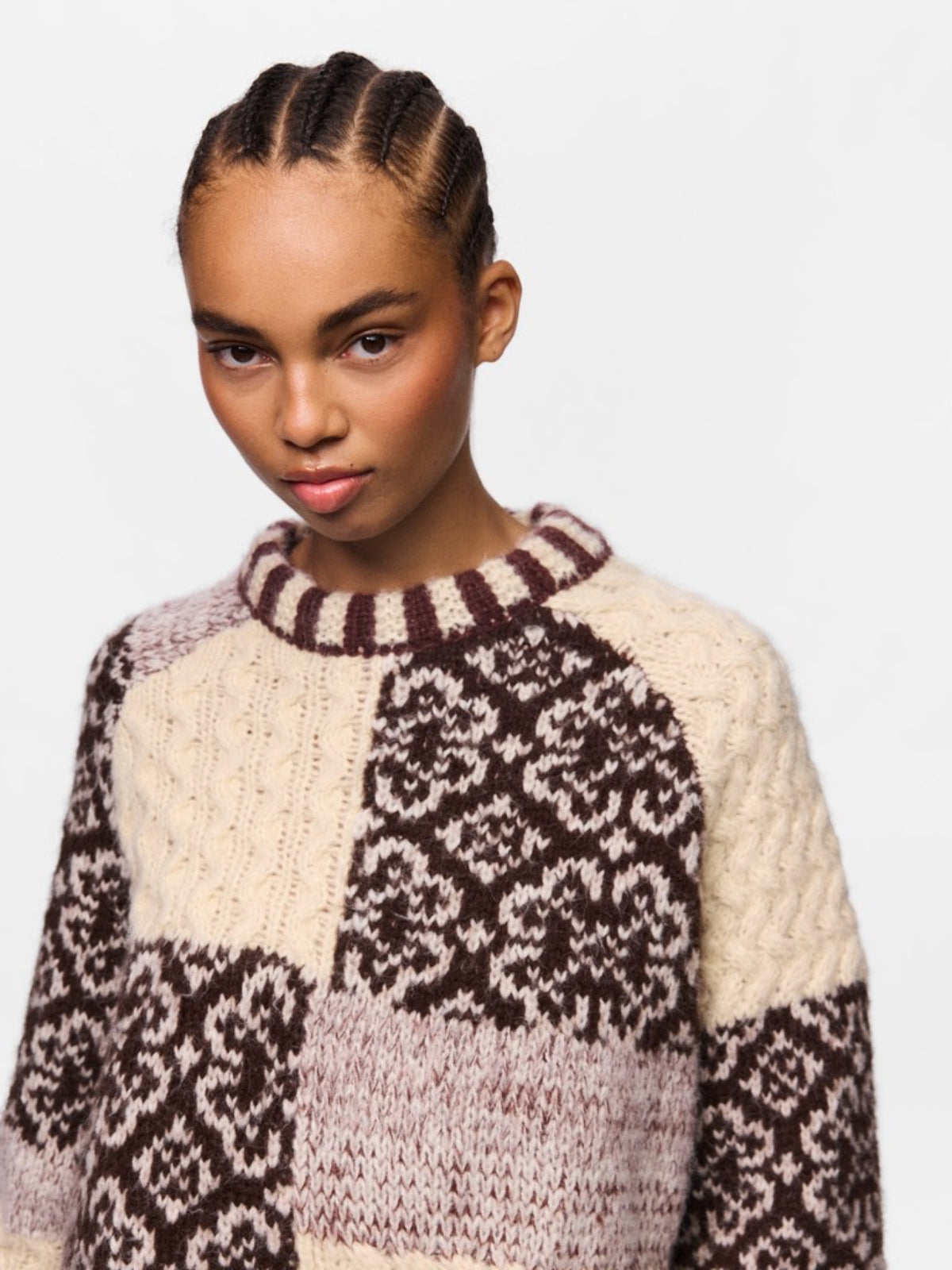 PCFUSION Pull oversize en grosse maille patchwork colorblock — Pieces — Greige — porté, buste 5 | Appart 17 Bruxelles