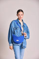 Hindbag Andrea Sac banane demi-lune en coton bio — Hindbag — Bleu électrique — porté | Appart 17 Bruxelles