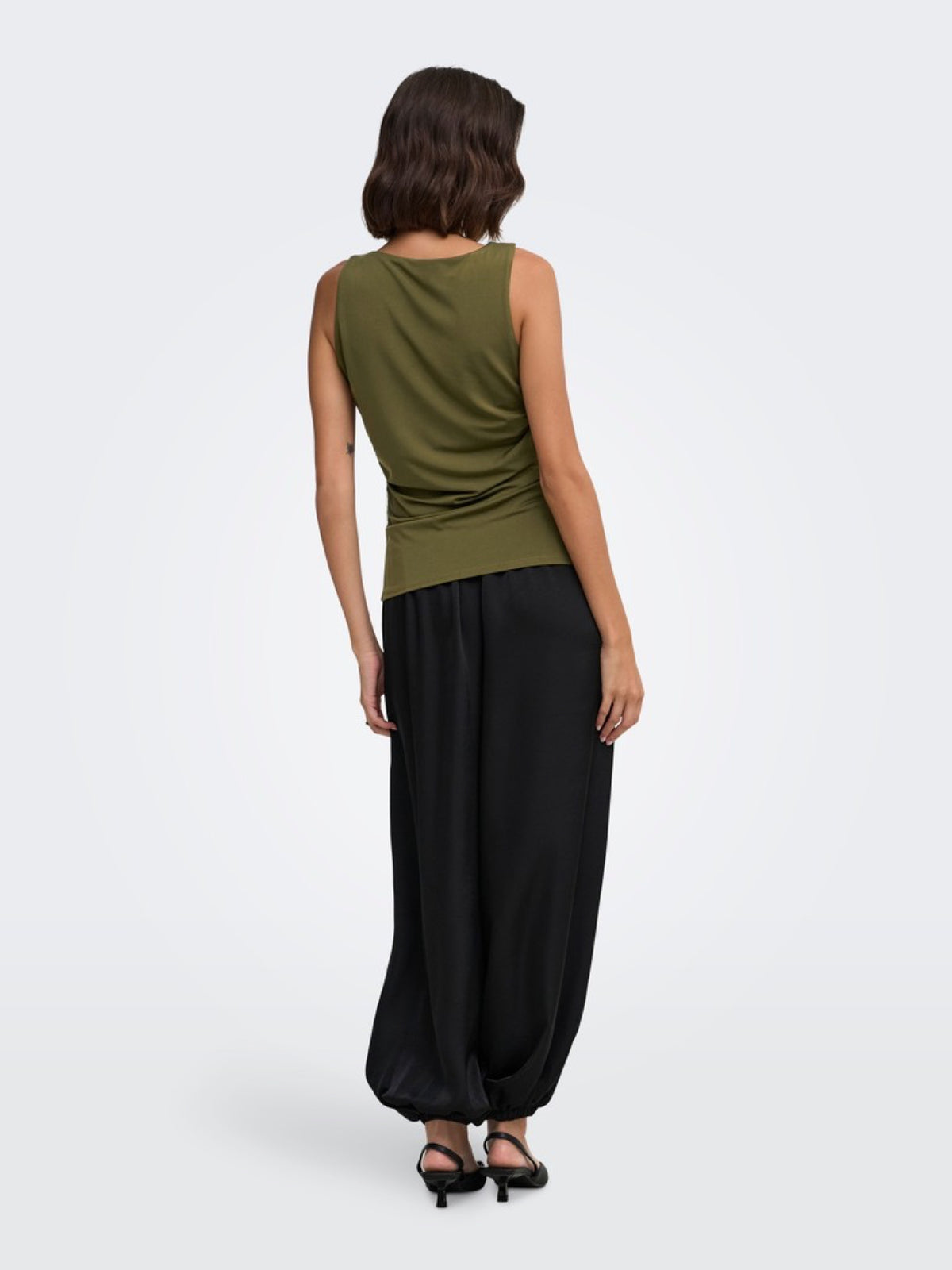 JDYMISTY Top sans manches drapé à encolure asymétrique — JDY — Dark Olive — porté 4 | Appart 17 Bruxelles