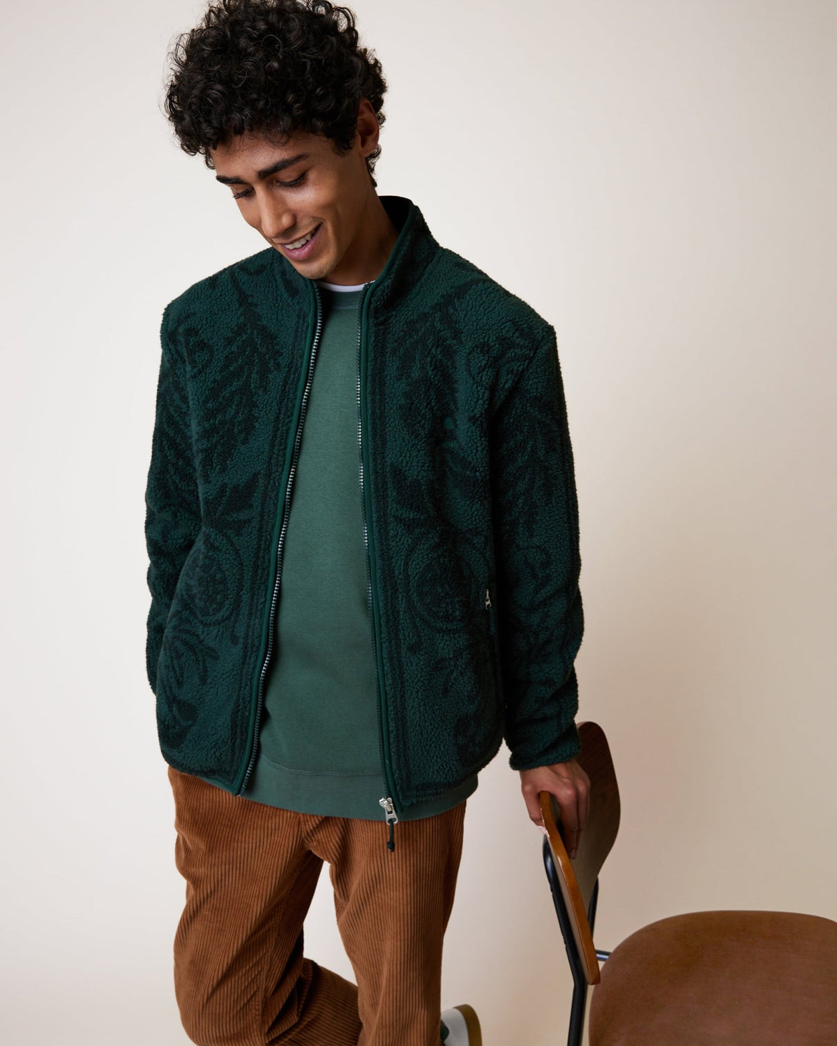 SENONCHE Veste polaire double face à motif jacquard placé — FAGUO — Vert foncé — porté, de face 3 | Appart 17 Bruxelles