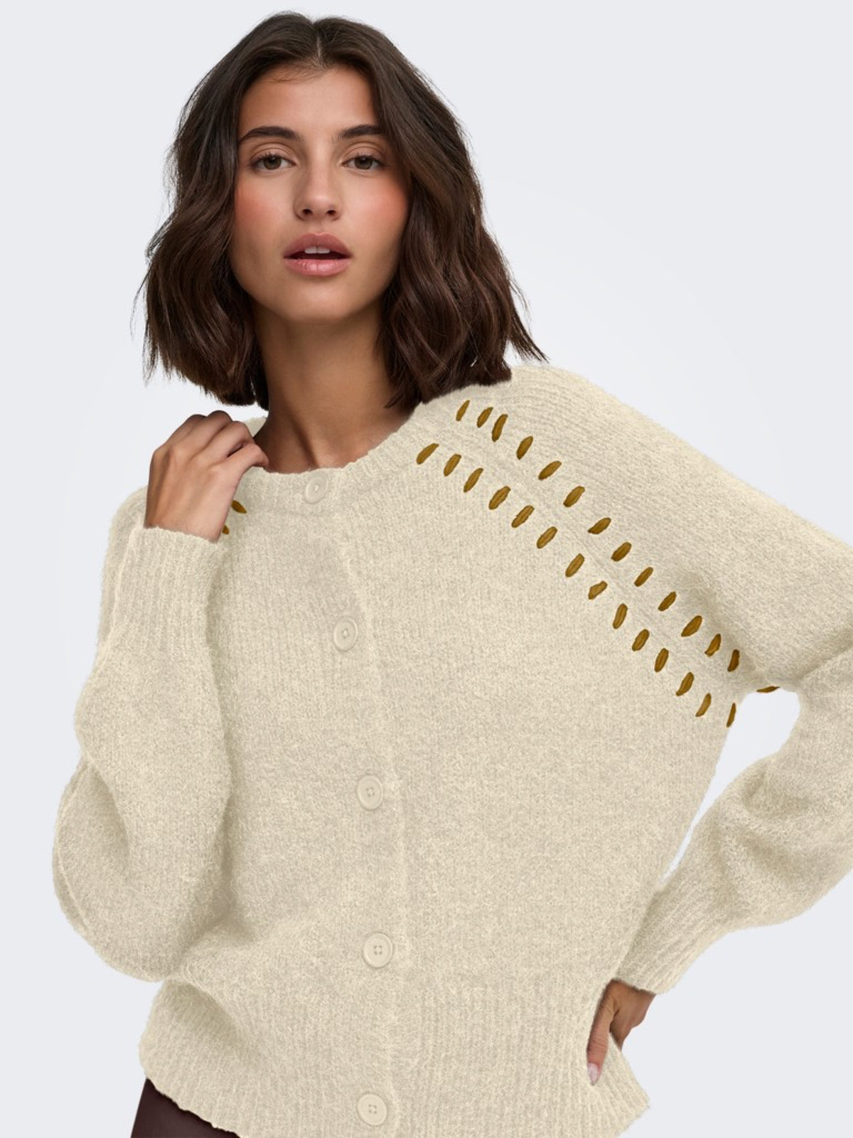 JDYZOEY ELLA Cardigan en maille à surpiqûres contrastées — JDY — Oatmeal — porté 3 | Appart 17 Bruxelles