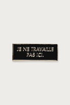 Pin's « Je ne travaille pas ici » — Félicie Aussi | Appart 17 Bruxelles