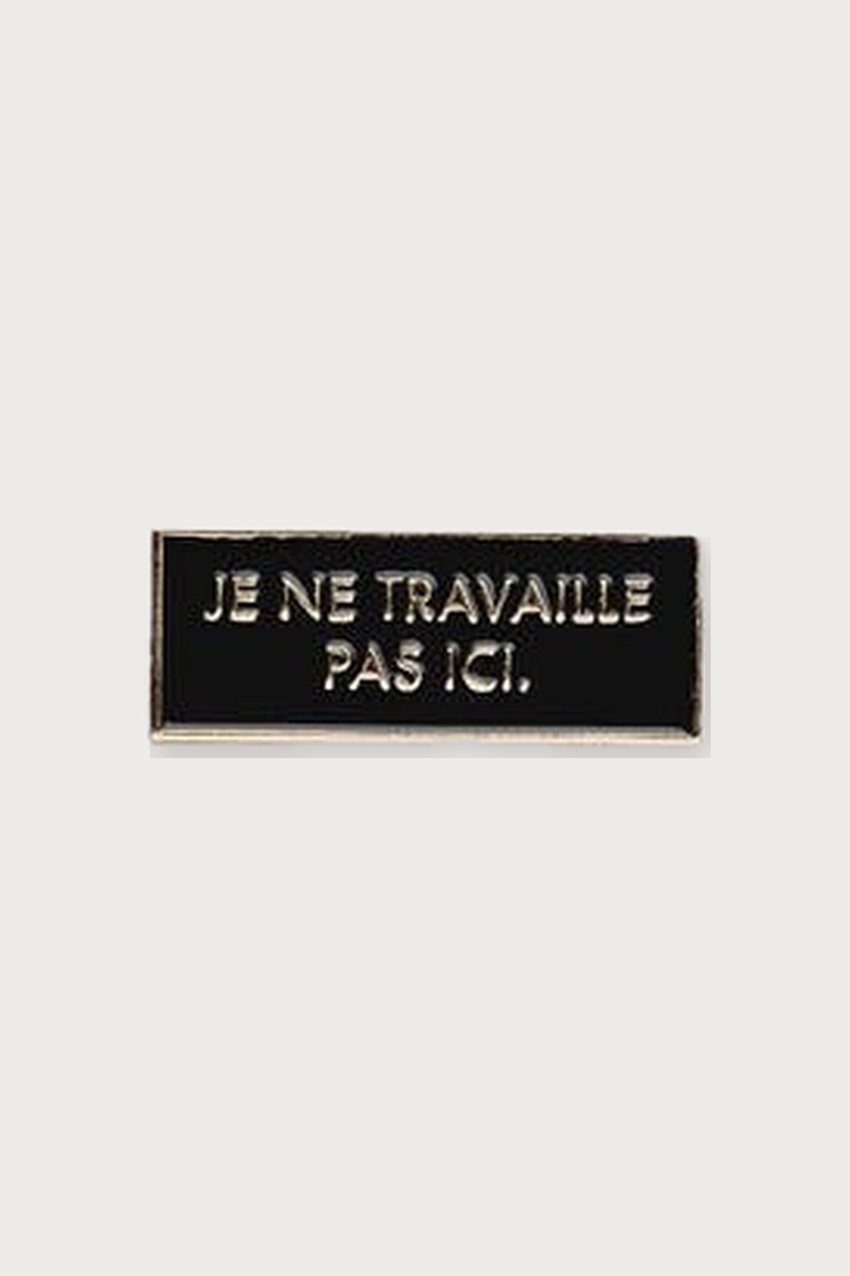 Pin's « Je ne travaille pas ici » — Félicie Aussi | Appart 17 Bruxelles