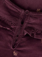 NMFLAURA Robe en velours côtelé à nœuds pailletés fille — name it — Catawba Grape Glitter Bow — détail du col à volant et des nœuds pailletés 3 | Appart 17 Bruxelles