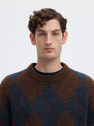 SLMRAI Pull jacquard à losanges, alpaga et laine — Selected Homme — Delicioso Navy Blazer — détail du col et de la maille 5 | Appart 17 Bruxelles