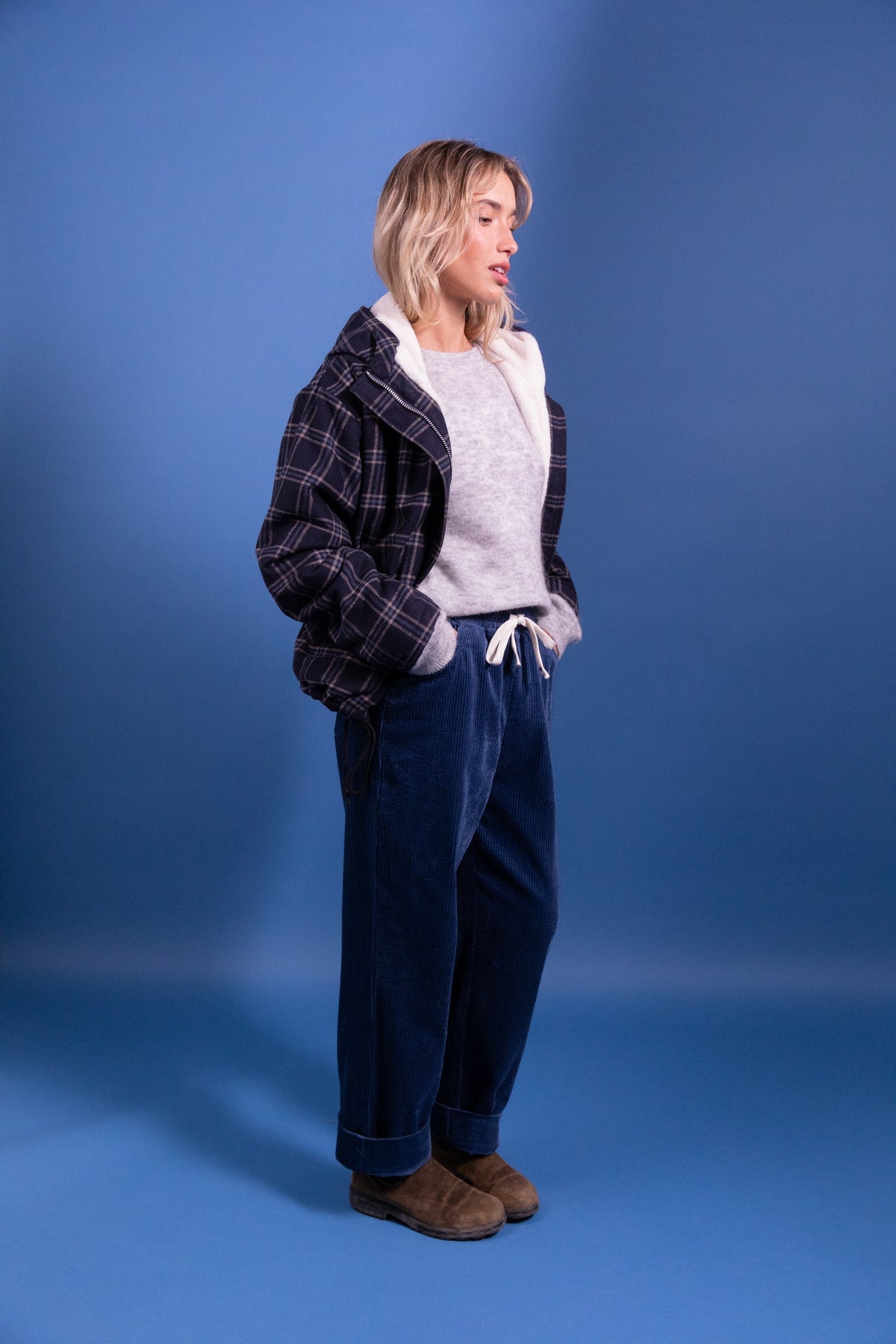 GUZMANIA Parka — Laure plus Max — Tartan bleu — porté, ouverte, en pied 2 | Appart 17 Bruxelles