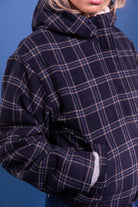 GUZMANIA Parka — Laure plus Max — Tartan bleu — détail de la poche fourrée 3 | Appart 17 Bruxelles