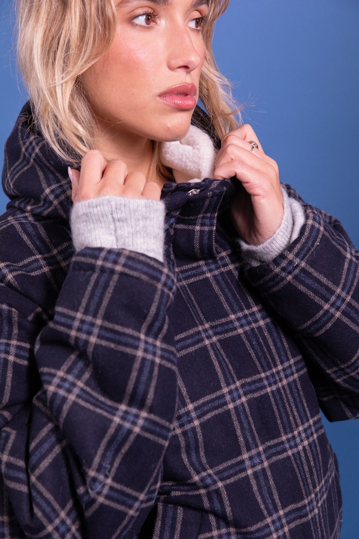 GUZMANIA Parka — Laure plus Max — Tartan bleu — détail du col et de la capuche 4 | Appart 17 Bruxelles